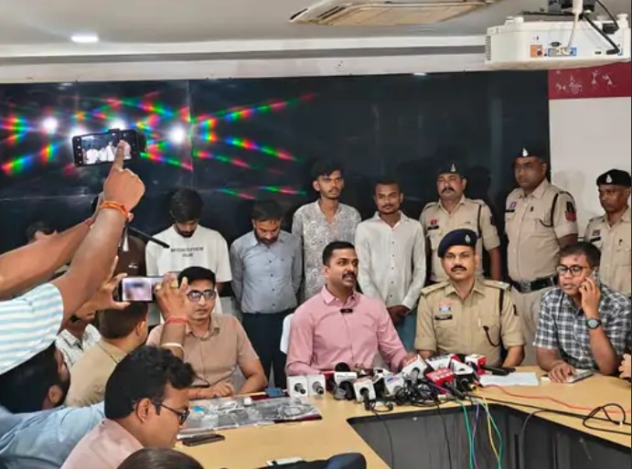 सील्ड लिफाफे में एंडोस्कोपी कैमरा डालकर पेपर लीक किया: