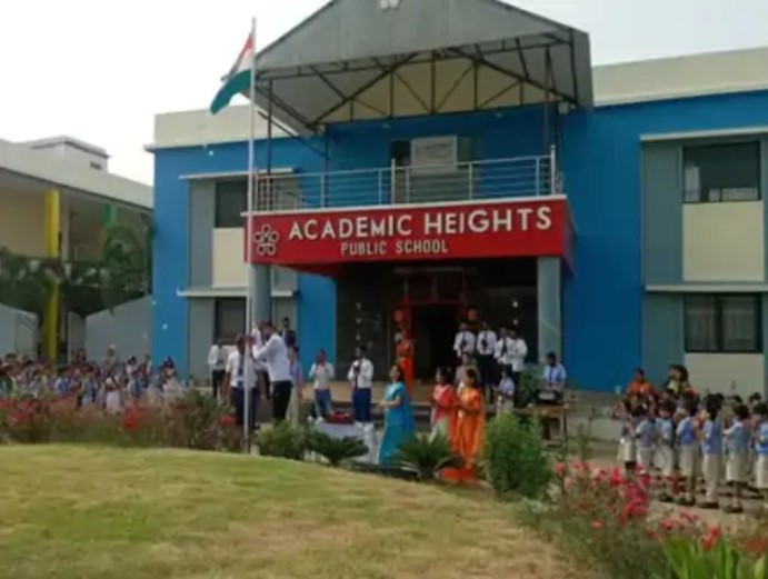 4th क्लास के छात्र की चोटी बनाकर काटे गए बाल