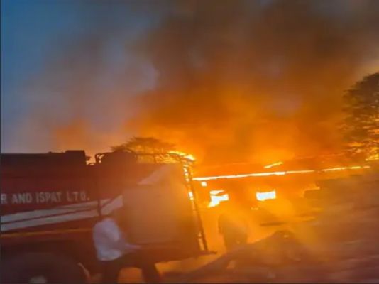 रायपुर में एक प्लाईवुड फैक्ट्री में भड़की आग,