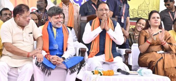 मुख्यमंत्री श्री विष्णु देव साय ने स्वतंत्रता संग्राम सेनानी मधुसूदन दास की प्रतिमा पर किया माल्यार्पण