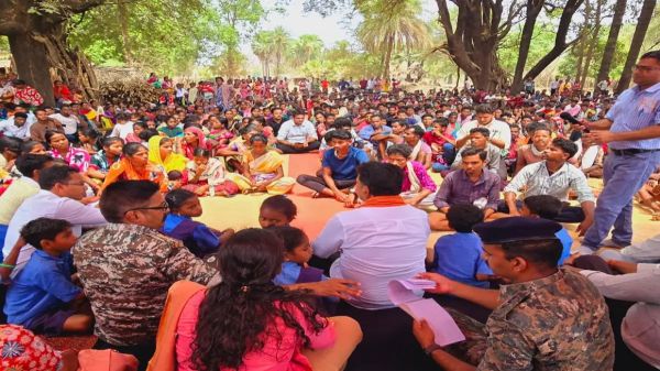 जवानों के साथ बाइक पर सवार होकर नक्सलियों के गढ़ में पहुंचे डिप्टी सीएम