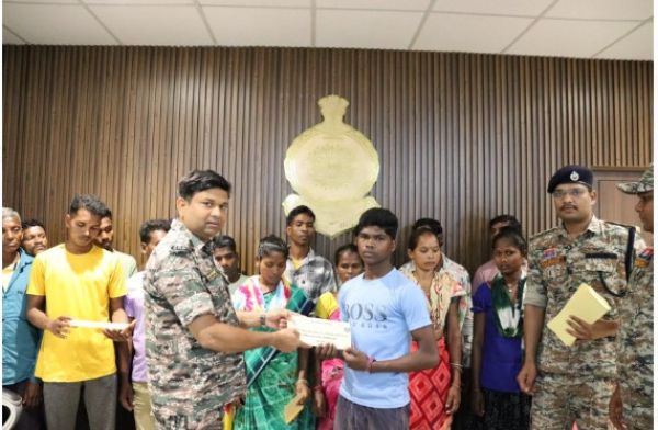 हथियार के साथ आत्मसमर्पण करने वाले नक्सलियों को छत्तीसगढ़ सरकार देगी लाखों रूपए 