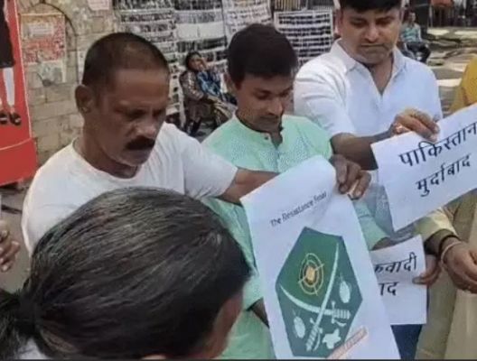 आतंकी हमले में 27 मौत...रायपुर-बिलासपुर में पाकिस्तानी झंडे जलाए गए