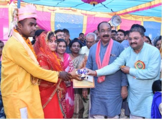 सामूहिक विवाह में भी हुए शामिल, 20 जोड़े परिणय सूत्र में बंधे 