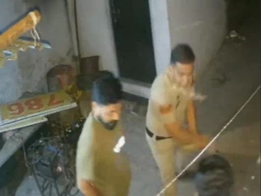 रायपुर में युवक को पुलिसकर्मियों ने लाठी-डंडों से पीटा,