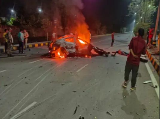 नवा रायपुर में तेज रफ्तार कार पोल से टकराई: