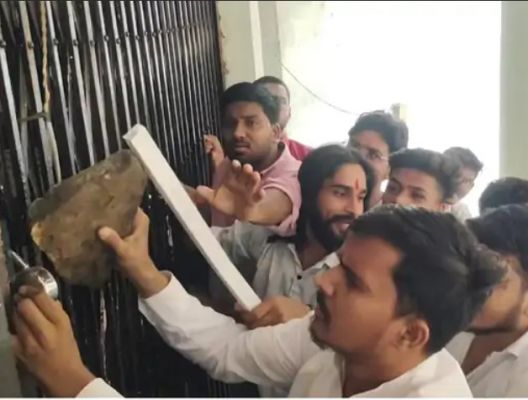 पं. रविशंकर यूनिवर्सिटी में परीक्षा समय में बदलाव:अब 7 के बजाय 8 बजे से होंगे एग्जाम, NSUI ने विरोध में किया था ताला-तोड़ प्रदर्शन