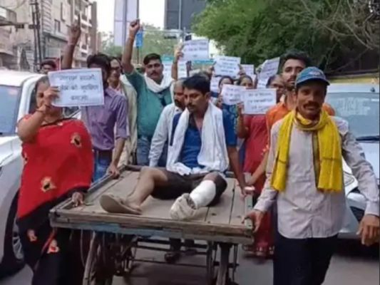 जेल शिक्षक सस्पेंड न्यायिक रिमांड पर मारपीट