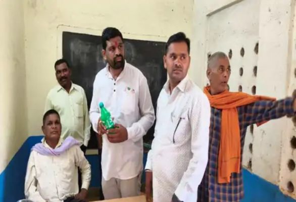 स्प्राइट की बॉटल में शराब भरकर स्कूल पहुंचा प्रधान-पाठक,