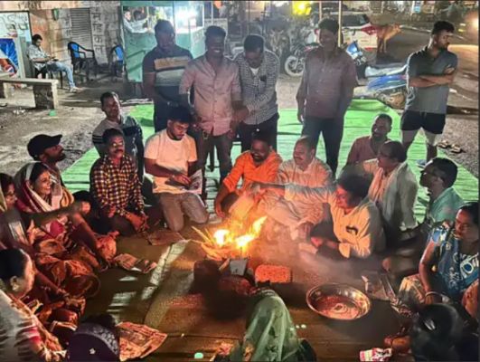 शराब दुकान के विरोध में ग्रामीणों का अनूठा प्रदर्शन