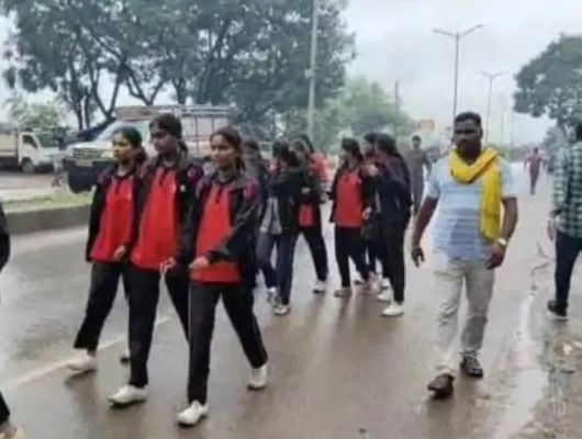 एकलव्य आवासीय स्कूल के स्टूडेंट्स बिजली-पानी-भोजन की समस्या से परेशान, कलेक्टर से मिलने 5KM पैदल चले छात्र