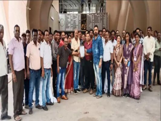 इंद्रावती भवन में फूटा कर्मचारियों का आक्रोश:11 सूत्रीय मांगों को लेकर सांकेतिक हड़ताल,