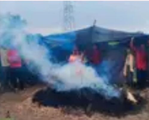 फुंडरडीह गांव में अब तक नहीं बना शमशान घाट   तिरपाल के नीचे करना पड़ा अंतिम संस्कार