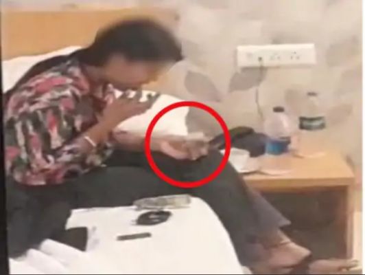 रायपुर के होटल में ड्रग्स चाटती लड़की