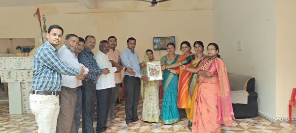 जनपद सदस्य जामवती नीलकमल साहू को शिक्षक साथियों के द्वारा भेंट किए गए स्मृति चिन्ह