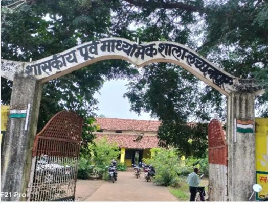 लछनपुर में 78 बच्चों को कुत्ते का जूठा खाना परोसे जाने का मामला