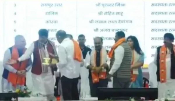 भाजपा के वरिष्ठ नेता&lsquo;अजय चंद्राकर ने भरे मंच में लौटाया सम्मान, जामवाल और किरण देव को जमकर सुनाई खरी खोटी&rsquo;?.. कांग्रेस के वीडियो पर अब कुरुद विधायक ने दी ये प्रतिक्रिया