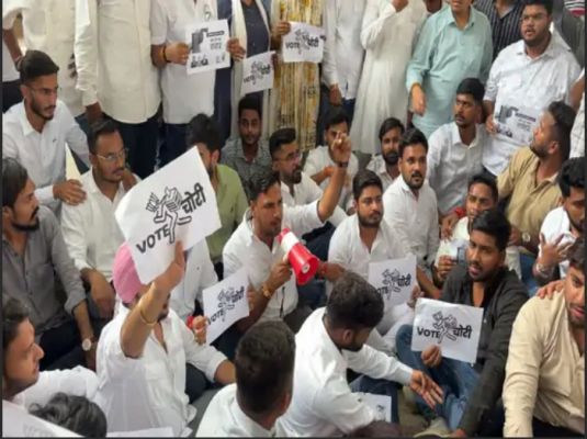 NSUI ने किया निर्वाचन आयोग का घेराव