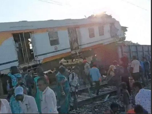 छत्तीसगढ़ के बिलासपुर में खड़ी मालगाड़ी से टकराई पैसेंजर ट्रेन: