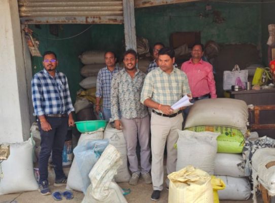 अवैध धान खपाने की मंशा रखने वाले दो कारोबारियों से 164 कट्टा धान जब्त