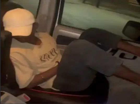 रायपुर में पुलिस जीप में शराबखोरी