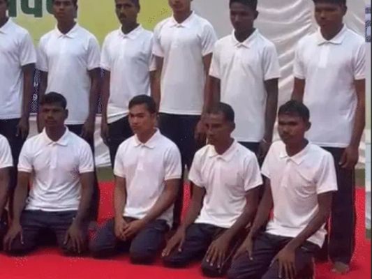 बीजापुर में 84 लाख के इनामी 34 नक्सलियों का सरेंडर