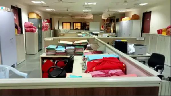 दफ्तर और कुर्सियां खाली...सरकारी कामकाज ठप: