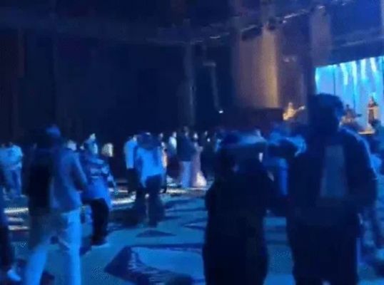 न्यू-ईयर सेलिब्रेशन&hellip;होटल-पब्स में DJ पर डांस कर रहे युवा