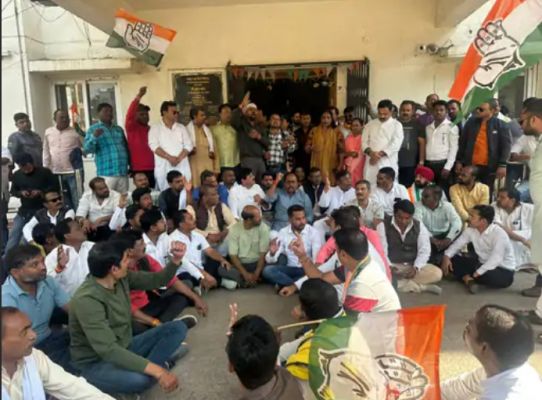 कांग्रेस ने थाने के बाहर किया हनुमान चालीसा का पाठ