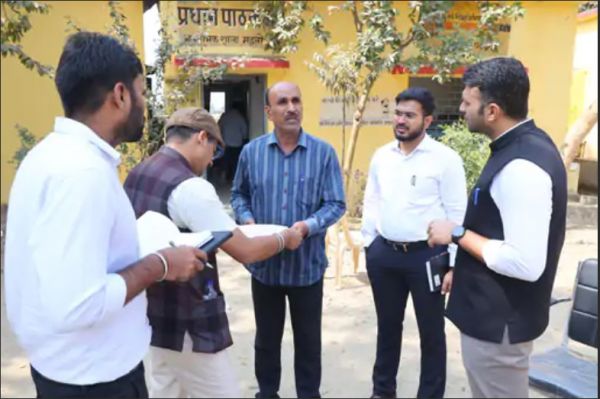 रायगढ़ में 2 शिक्षक अनुपस्थित, कलेक्टर ने थमाया नोटिस