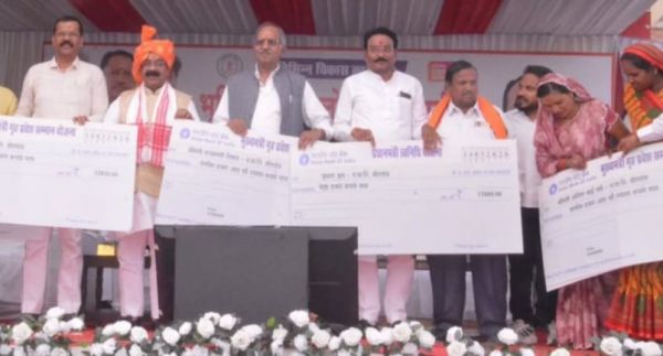 बीरगांव में ₹55 करोड़ के विकास कार्यों का भूमिपूजन व लोकार्पण, हितग्राहियों को गृह प्रवेश सम्मान योजना के चेक वितरित  &ldquo;विकास की प्रतिबद्धता के साथ भाजपा सरकार, जनसेवा ही सर्वोपरि&rdquo;