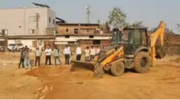 मठपुरैना में अवैध प्लाटिंग पर प्रशासन की बड़ी कार्रवाई,  बुलडोजर से ढहाए निर्माण; अब जमीन अधिग्रहण की तैयारी