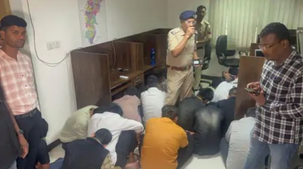 रायपुर में 3 फर्जी कॉल सेंटर पर रेड, 40 गिरफ्तार