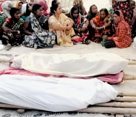 रायपुर के सरीखेड़ी में भीषण सड़क हादसा: लोडर ट्रक की चपेट में आकर दो युवकों की मौत, एक घायल  तेज रफ्तार और लापरवाही ने छीनी दो जिंदगियां, मुआवजे की मांग को लेकर उग्र हुआ आक्रोश