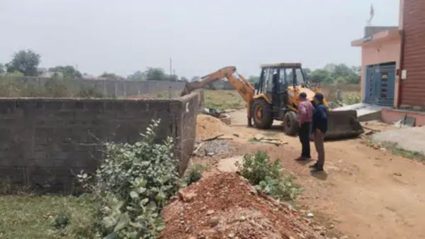 देवपुरी में अवैध प्लाटिंग पर रायपुर नगर निगम की कार्रवाई