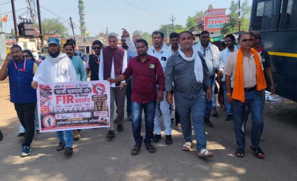 पत्रकार सुरक्षा कानून की मांग को लेकर धरसींवा में पत्रकारों का प्रदर्शन, थाने तक निकाली आक्रोश रैली