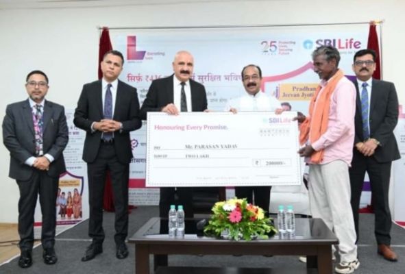 रायपुर : उप मुख्यमंत्री श्री अरुण साव ने प्रधानमंत्री जीवन ज्योति बीमा योजना के पोस्टर का किया विमोचन     योजना के लाभार्थियों को चेक भी वितरित किए