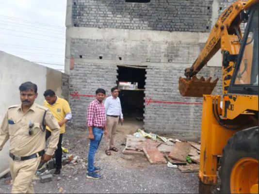 रायपुर में अवैध कॉमर्शियल भवन पर चला बुलडोजर: