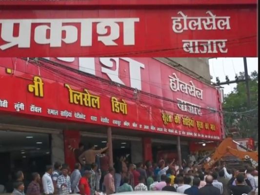 पंडरी कपड़ा मार्केट में अवैध अतिक्रमण पर निगम की निर्णायक कार्रवाई, नाली से हटाया गया कब्जा