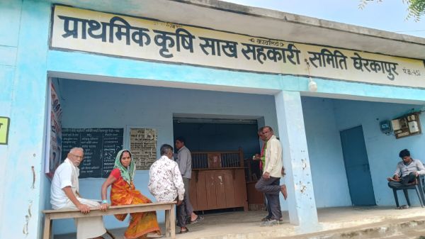 छेरकापुर प्राथमिक कृषि शाखा समिति में लिपिक की अनुपस्थिति से किसान परेशान, कई दिनों से लगा रहे चक्कर