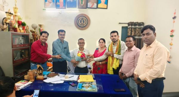 नवपदस्थ जिला शिक्षा अधिकारी कुमार सिंह मरावी से सर्व आदिवासी समाज के प्रतिनिधिमंडल ने की सौजन्य भेंट, नई उम्मीदों के साथ दी बधाई