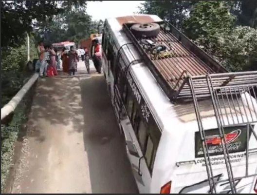 बारिश से जर्जर-पुल दो हिस्सों में ढहा, चलती बस फंसी