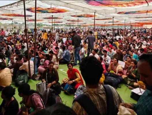 आत्मानंद स्कूलों के 8 हजार शिक्षक-कर्मचारी धरने पर बैठे:
