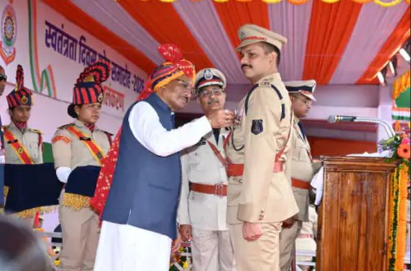छत्तीसगढ़ पुलिस के 12 अधिकारी-कर्मचारी राष्ट्रपति पदक से सम्मानित: