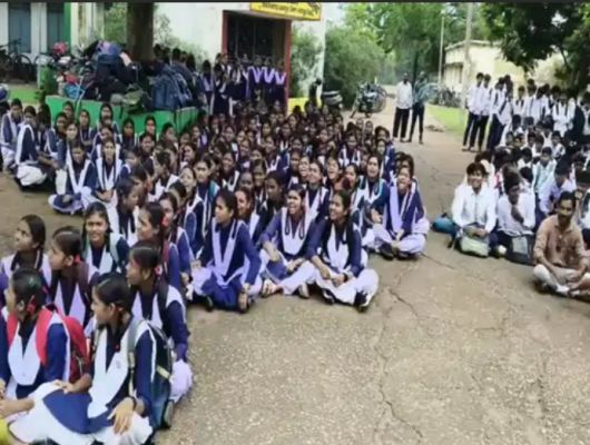 टीचर की मांग को लेकर आरंग में स्टूडेंट्स का प्रदर्शन: