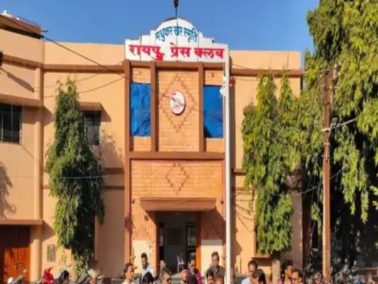 रायपुर प्रेस क्लब के बाहर हवाई फायरिंग: