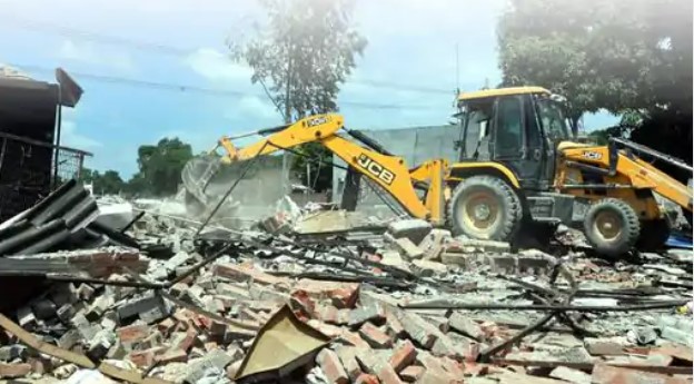 सुप्रीम कोर्ट ने मंगलवार को प्रयागराज डेवलपमेंट अथॉरिटी को 2021 में मकान गिराने पर फटकार लगाई।