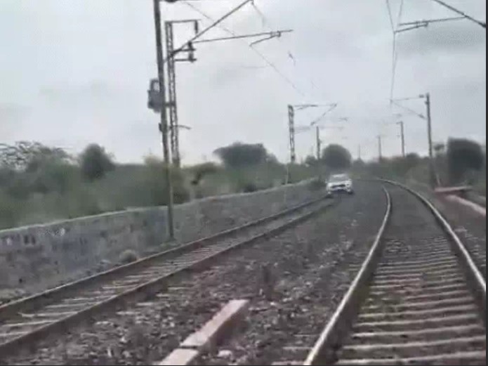 तेलंगाना में महिला ने रेलवे ट्रैक पर कार चलाई