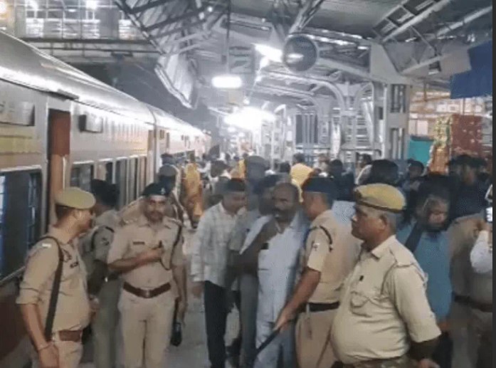ट्रेन में बम फिर भी दिल्ली से झांसी तक दौड़ती रही ट्रेन, 