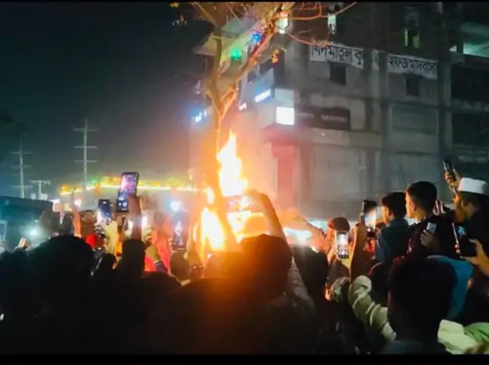 बांग्लादेश में हिंदू परिवार के 5 घरों में आग लगाई